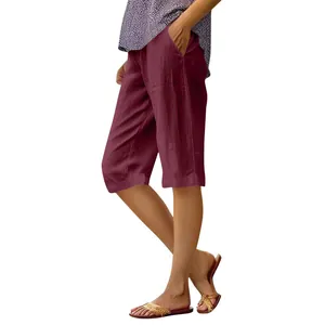 Vue détaillée d'un pantalon court en lin bordeaux avec poches latérales pour femmes