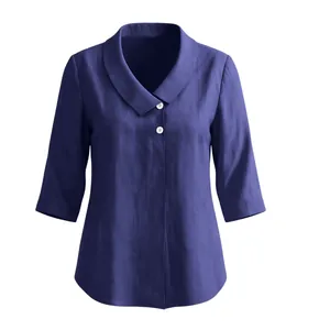 Détail d'un chemisier en coton et lin violet avec un col châle et des boutons blancs contrastés