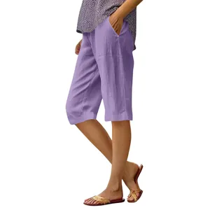 Gros plan sur un short ample en coton et lin violet avec poches et taille élastique