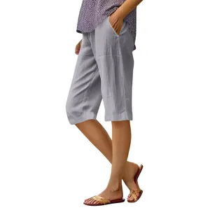 Vue détaillée de face du short ample en coton et lin gris pour femme avec poches
