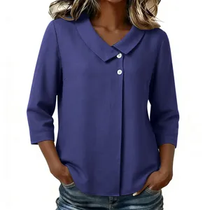 Vue détaillée d'une blouse décontractée en lin bleu avec col en V et manches 3/4