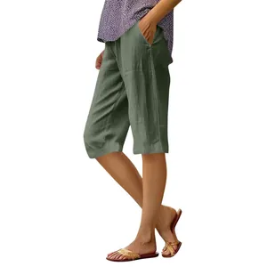 Short décontracté ample en coton et lin vert pour femme avec poches sur fond blanc