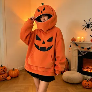 Vista dettagliata di una modella che indossa una felpa arancione a zucca per Halloween.