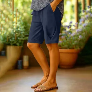 Détails du short femme bleu marine en coton et lin avec poches latérales pratiques.
