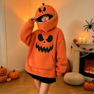 Dettaglio della felpa con cappuccio a zucca di Halloween oversize con trama in pile caldo