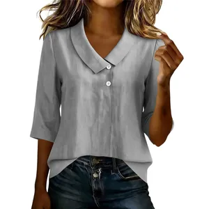 Vue détaillée de la blouse grise en coton et lin avec col en V et manches 3/4