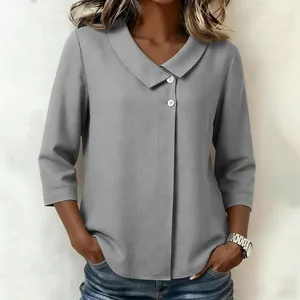Vue détaillée du chemisier gris en coton et lin avec col en V et boutonnage latéral.