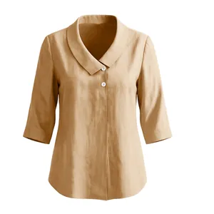 Détail d'une chemise ample en coton et lin avec col châle et manches trois-quarts