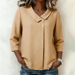 Vue détaillée de la blouse en lin chameau avec col asymétrique