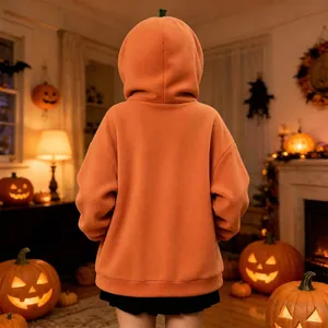 Vista dettagliata del retro di una felpa arancione con cappuccio a zucca per Halloween e gambo.