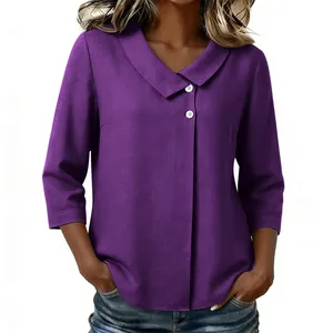 Détail d'une chemise violette ample en coton et lin avec col en V et manches trois-quarts