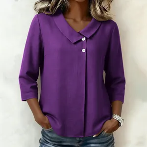 Détail d'une blouse en coton-lin violette avec col en V asymétrique et boutons blancs