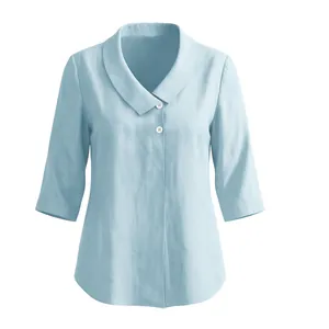 Détail d'un chemisier bleu clair en coton-lin avec col en V et revers élégant