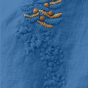 Detailaufnahme der filigranen Blumenstickerei auf dem blauen Leinenrock für Damen