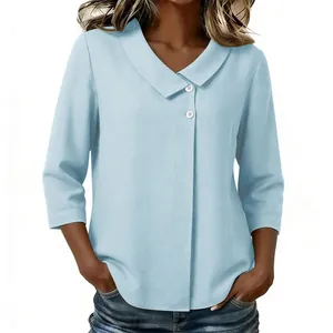 Détail du chemisier bleu clair à col en V en coton et lin avec manches 3/4 pour femme.