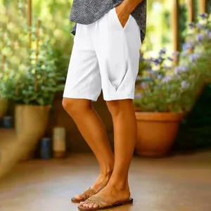 Vue détaillée d'un short blanc ample en coton et lin avec poches dans un jardin