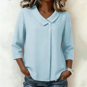 Détail d'une chemise bleu clair en coton et lin à col en V et manches 3/4 chic.