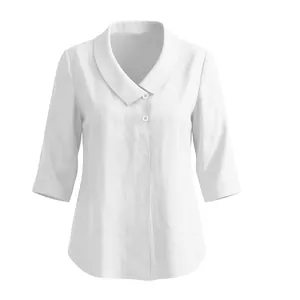 Détail d'une chemise en coton blanc avec col châle et manches trois-quarts.