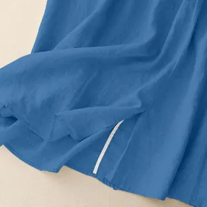 Nahaufnahme eines blauen Leinen-Maxirock-Saums mit Seitenschlitz und Paspel