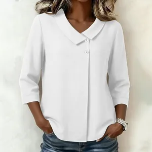 Détail de chemise en lin blanche décontractée avec col asymétrique et manches 3/4.
