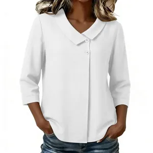 Détail d'un chemisier blanc en coton et lin pour femme avec un col asymétrique