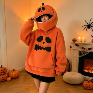 Dettaglio felpa con cappuccio a forma di zucca arancione per Halloween con viso buffo.