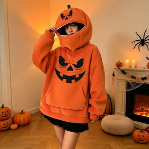 Vista dettagliata della felpa con cappuccio a zucca da donna in un ambiente Halloween