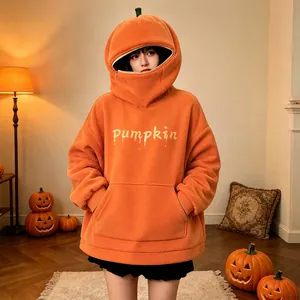 Vista dettagliata del cappuccio a forma di zucca e della morbida felpa di Halloween.