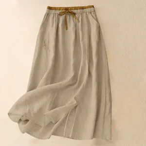 Nahaufnahme des khakifarbenen High-Waist-Leinen-Maxirocks mit stilvollem Kordelzug