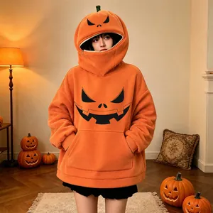 Vista dettagliata di una felpa con cappuccio arancione a tema zucca di Halloween da donna