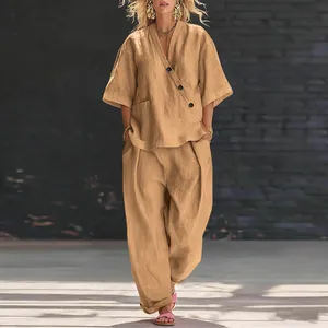 Λεπτομέρεια casual σετ από μείγμα λινού με V λαιμόκοψη και φαρδύ παντελόνι σε καφέ χρώμα.