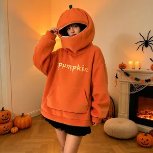 Primo piano di una ragazza che indossa una felpa con cappuccio a zucca in una stanza Halloween