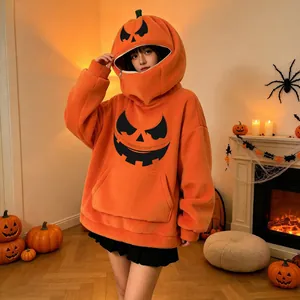 Dettaglio felpa arancione a zucca con cappuccio a zip in un ambiente decorato Halloween