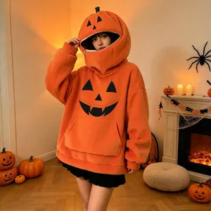 Modella asiatica che indossa una felpa oversize con zucca di Halloween in una scena