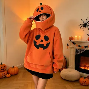 Vista dettagliata di una felpa con cappuccio a forma di zucca arancione per Halloween