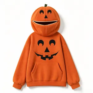 Dettaglio della felpa con cappuccio a zucca arancione con viso e cappuccio unico con zip.