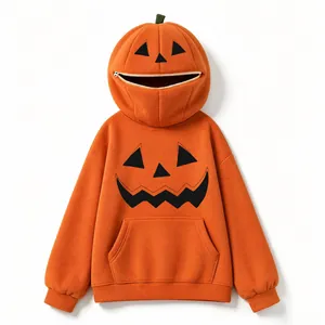 Dettaglio di una felpa con cappuccio arancione a forma di zucca di Halloween con zip