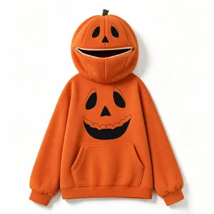 Dettaglio di una felpa con cappuccio a forma di zucca per le celebrazioni di Halloween.