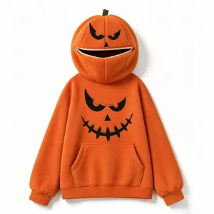 Dettaglio del cappuccio a zucca creativo con bocca a cerniera su felpa Halloween