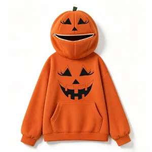 Dettaglio di una felpa con cappuccio a zucca di Halloween con bocca a cerniera unica.