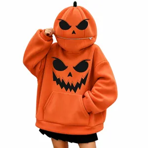 Dettaglio della felpa oversize arancione con stampa di zucca di Halloween e zip