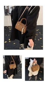 Schicke braune Vintage Boston Tasche für Damen in mehreren stylischen Alltagsposen.