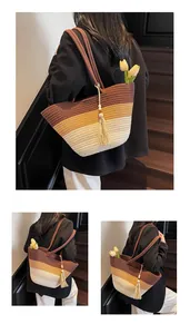 Détail d'un sac cabas en coton rayé color-block avec un pompon élégant et tendance
