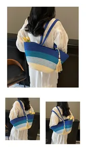 Détails de style de vie d'un sac cabas en coton à rayures colorées avec un pompon