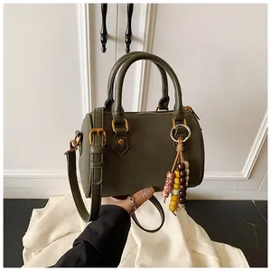 Eleganter grüner Vintage Boston Handtasche mit Perlenanhänger und goldenen Beschlägen