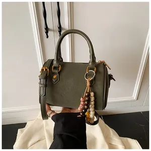 Retro dunkelgrüne Boston-Handtasche mit einzigartigem Perlenquasten-Accessoire.