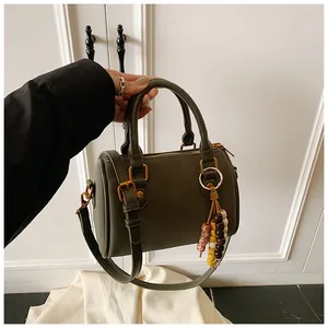 Vintage Boston-Handtasche in Olivgrün mit schickem Perlenquasten- und Umhängeriemen