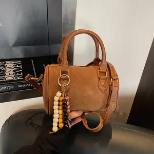 Braune Boston-Tasche im Vintage-Stil mit Perlenanhänger und verstellbarem Gurt