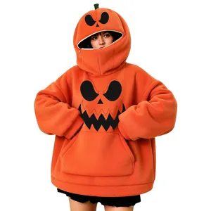 Dettaglio della felpa con cappuccio a zucca di Halloween con una cerniera unica.