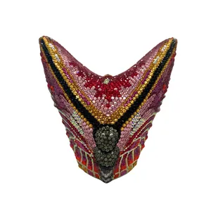 Dettaglio della pochette di lusso a farfalla in cristallo con strass multicolore